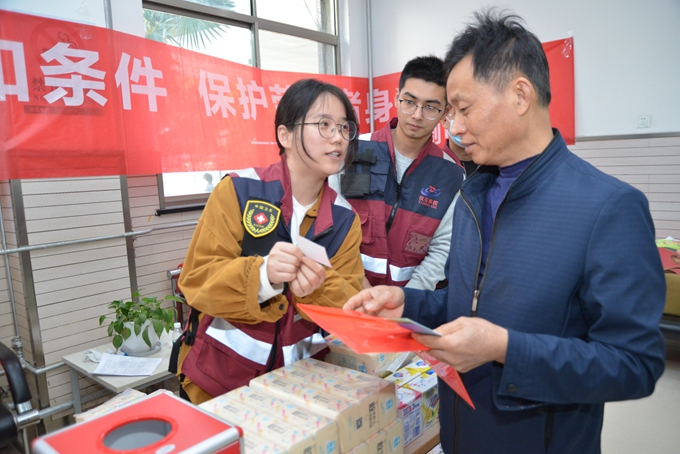 3.在医院体检中心对参加职业健康体检的企业职工进行宣传及有奖答题.JPG